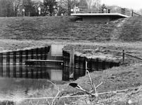 848501 Gezicht op de Grebbesluis te Rhenen aan het begin van het Valleikanaal, na de ingrijpende reconstructie.